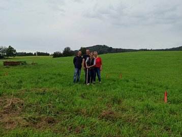 Drei Menschen beim Spatenstich