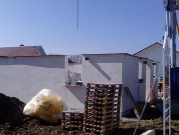 Paletten vor Hauswand auf Baustelle