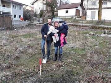 Menschen mit Spaten bei Spatenstich