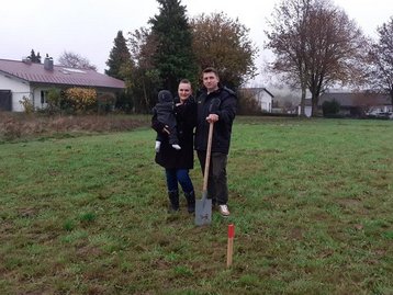 Familie beim Spatenstich