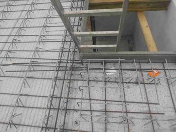 Gitterstäbe von einem Dach