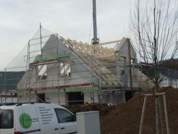 Dachstuhl wird auf haus gebaut