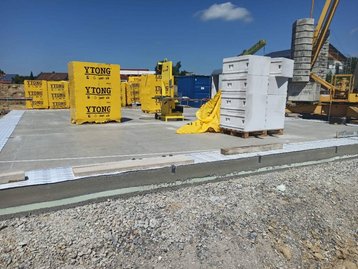 Baumaterial für ein Haus auf einer Bodenplatte