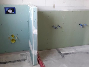 Rohinstallationen in einem Bad