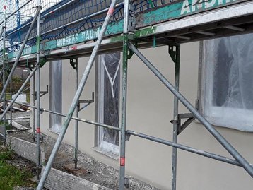 Gerüst an Hauswand mit Fenstern