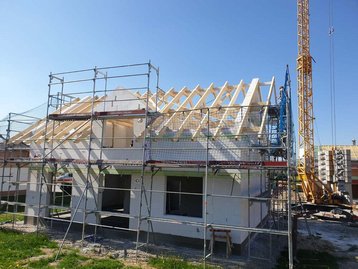 Arbeiten am Dachstuhl eines Neubaus