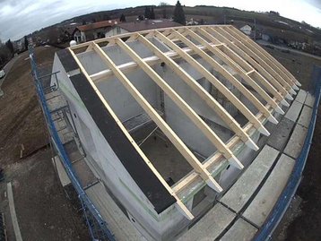 Drohnenaufnahme eines Dachstuhls