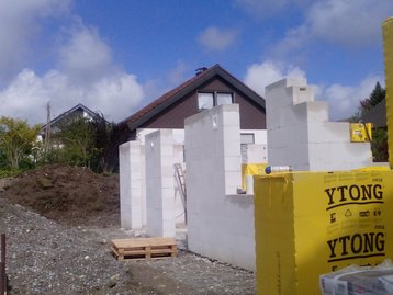 Grundmauern eines Neubaus