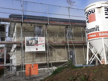 Neubau mit Gerüst