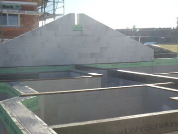 Bau des Giebels für einen Winkelbungalow 108