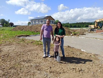 Familie mit Kind beim Spatenstich