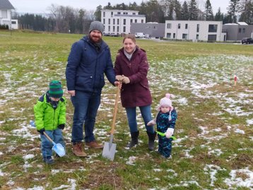 Familie mit zwei Kindern beim Spatenstich