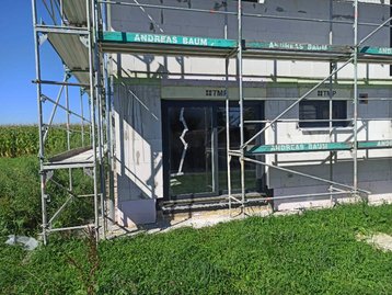 eingebautes Fenster in einem Neubau