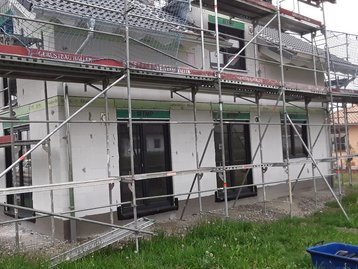 Neubau mit Gerüst