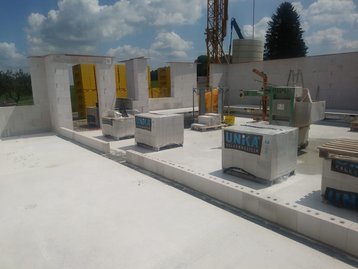 Unfertiges Erdgeschoss eines Hauses mit Baumaterialien