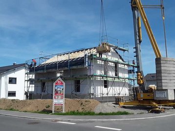 Arbeiten am Dachstuhl eines Neubaus