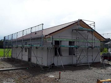 Bungalow 100 mit Gerüst