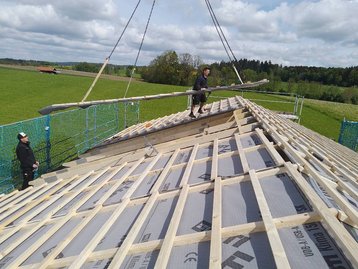 Handwerker beim Arbeiten auf einem Dach
