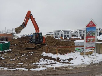 Baustelle mit Bagger und Schild
