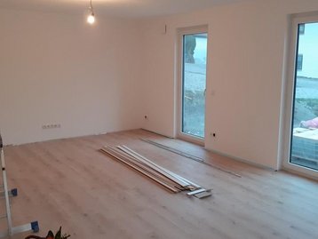 innenraum mit Holzbodenlatten auf dem Boden