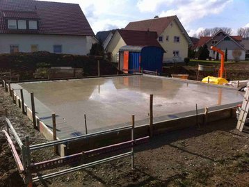 Bodenplatte mit Häusern im Hintergrund