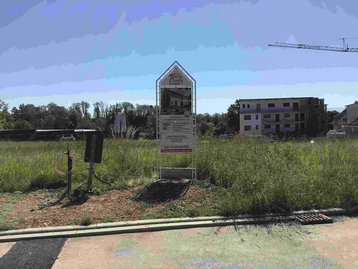 Baugrundstück mit Schild