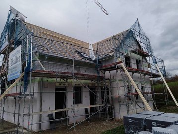 Haus mit unfertigem Dachstuhl