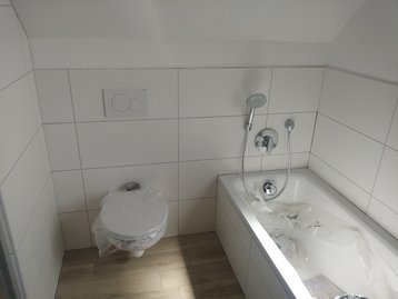 neu eingebautes Klo und Badewanne