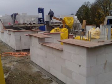 Baustelle mit unfertigem Erdgeschoss eines Hauses