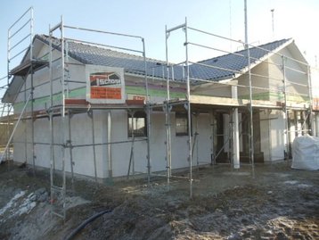 neues Winkelbungalow 108 mit Gerüst und fertiggestelltem Dach