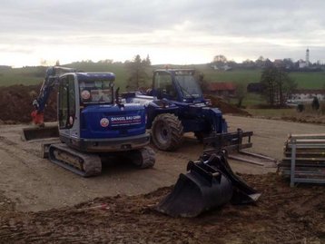 Baggerarbeiten auf einem neuen Baugrundstück