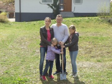 Familie beim Spatenstich
