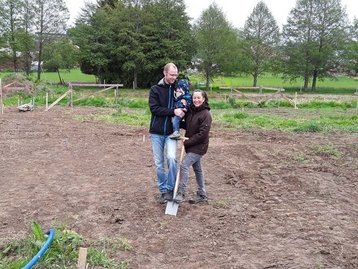 Zwei Menschen beim Spatenstich
