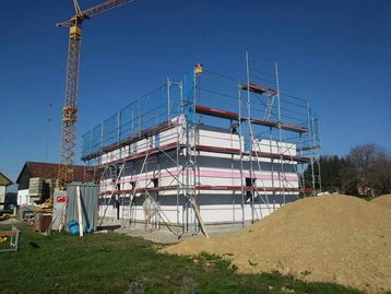 Kran neben unfertigem haus