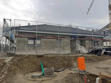 Baustelle eines unverputzten Hauses