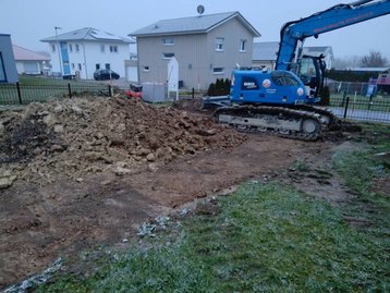 Bagger bei Beginn von Erdarbeiten