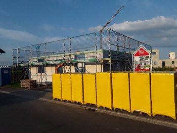 Baustelle eines Hauses mit Gerüst