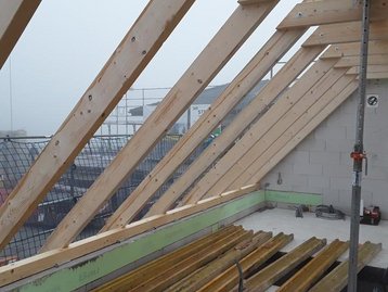 Holzbalken als Dachstuhl