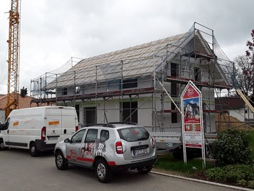 Neubau mit unfertigem Dach und Gerüst