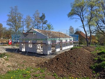 Dachstuhl wird auf Haus gesetzt