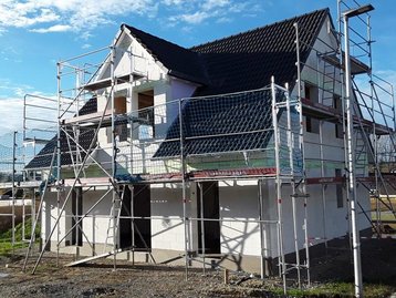 Fertiges Haus mit Gerüst