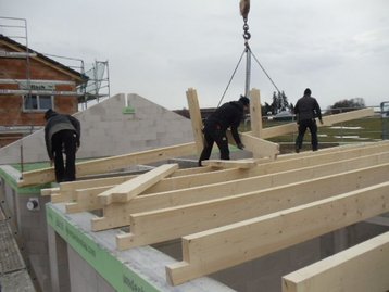 Bau des Daches eines Bungalow 108