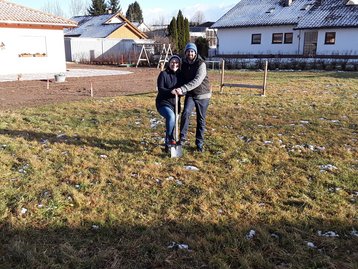 Paar beim Spatenstich