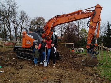 Familie beim Spatenstich