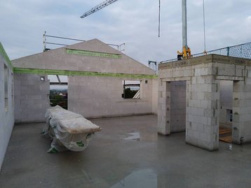 Rohbau mit fertigen Wänden