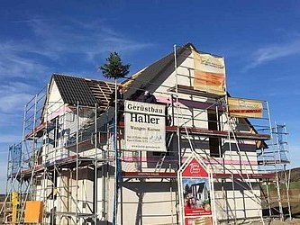 Haus mit Gerüst und unfertigem Dach