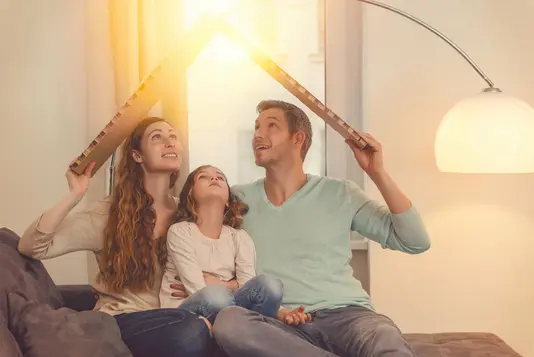 menschen-gemischt-familie-begeisterung-freude-haus-hausbau