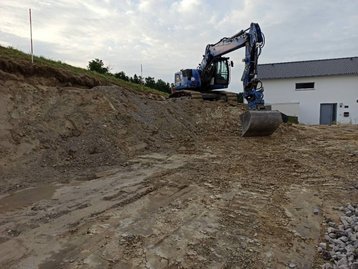 Gründung eines Baugrundstücks mithilfe eines Baggers