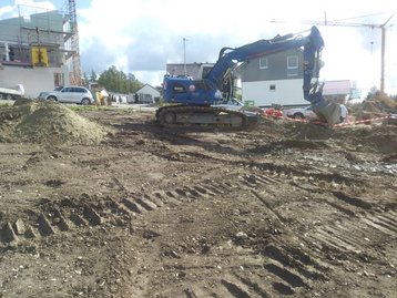 Bagger auf Baugrundstück