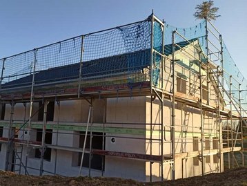 Neubau mit gedecktem Dach und Gerüst